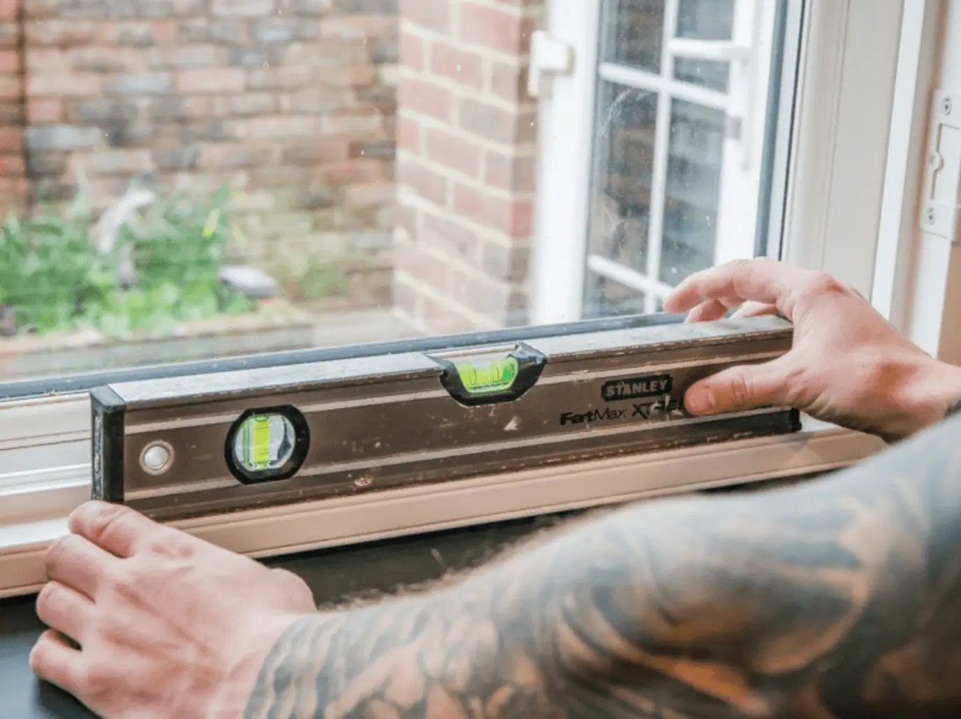 Using spirit level when installing a window shutter